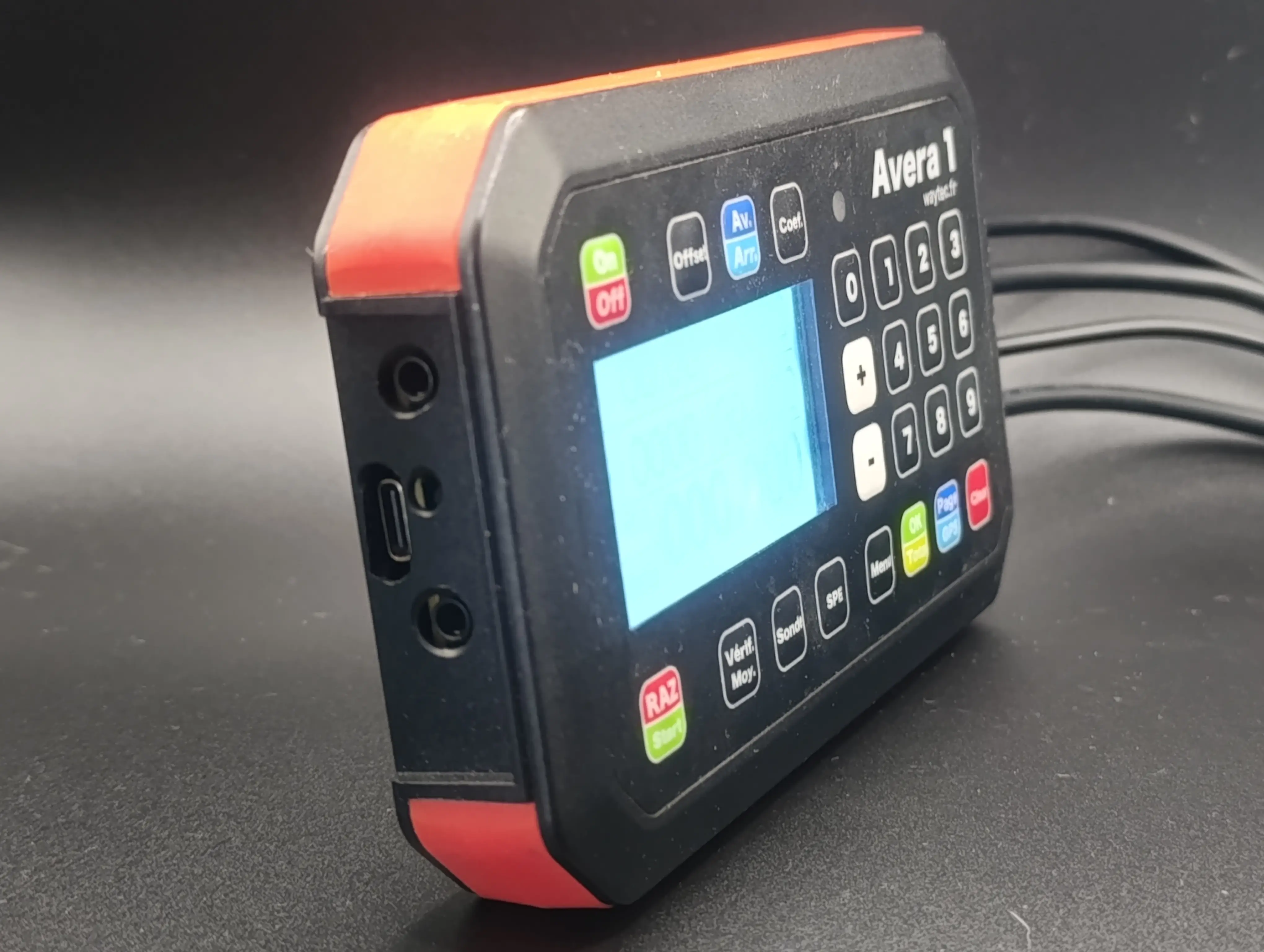 AVERA 1 — connecteurs latéraux