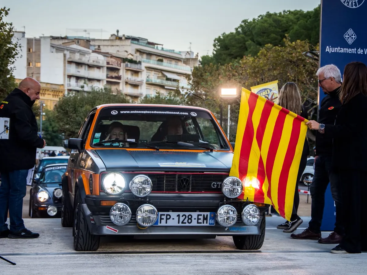 Pierre et Daphnée Juanola au départ du Critérium de Vic avec leur Volkswagen Golf GTI