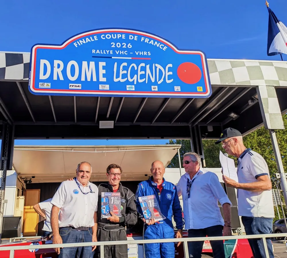 Bernard Zanotti et Guy Gastaldi sur le podium de la finale de la Coupe de France 2026 au Rallye Drôme Légende