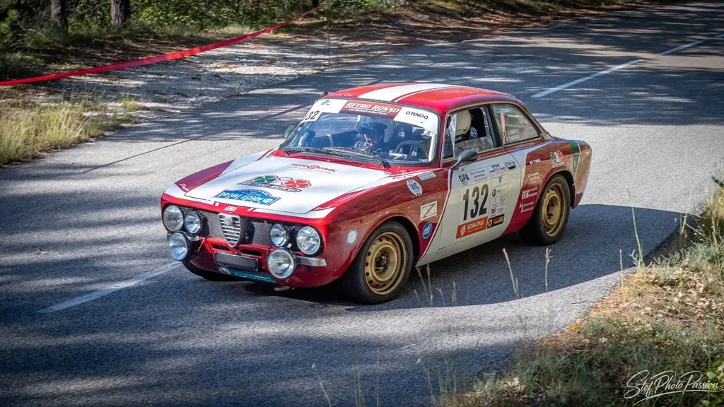 L'Alfa Romeo Giulia n° 132 de Bernard Zanotti et Guy Gastaldi en spéciale au Rallye Drôme Légende
